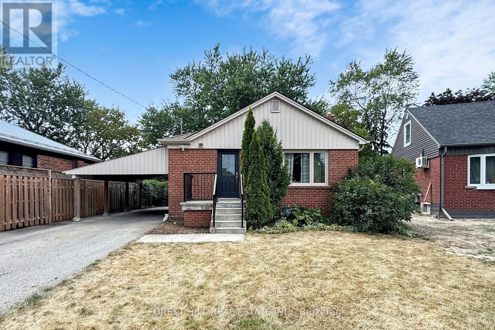 Photo 4 of 14 Ilfracombe Crescent, Toronto ON