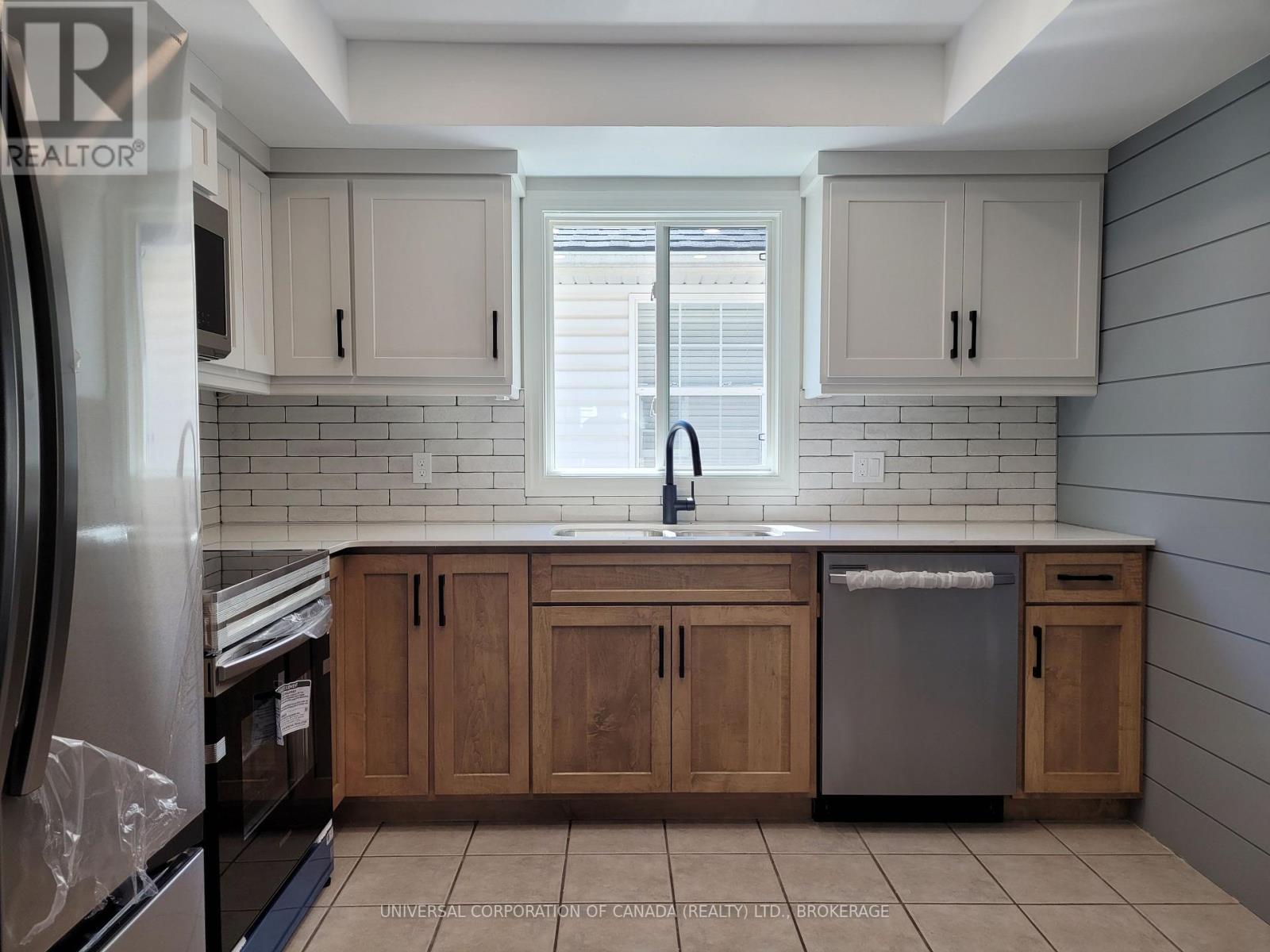 Photo 5 of 41 Peach Street, Tillsonburg ON