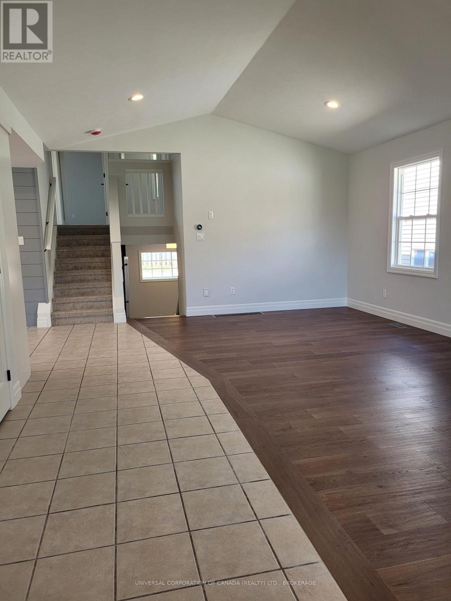Photo 4 of 41 Peach Street, Tillsonburg ON