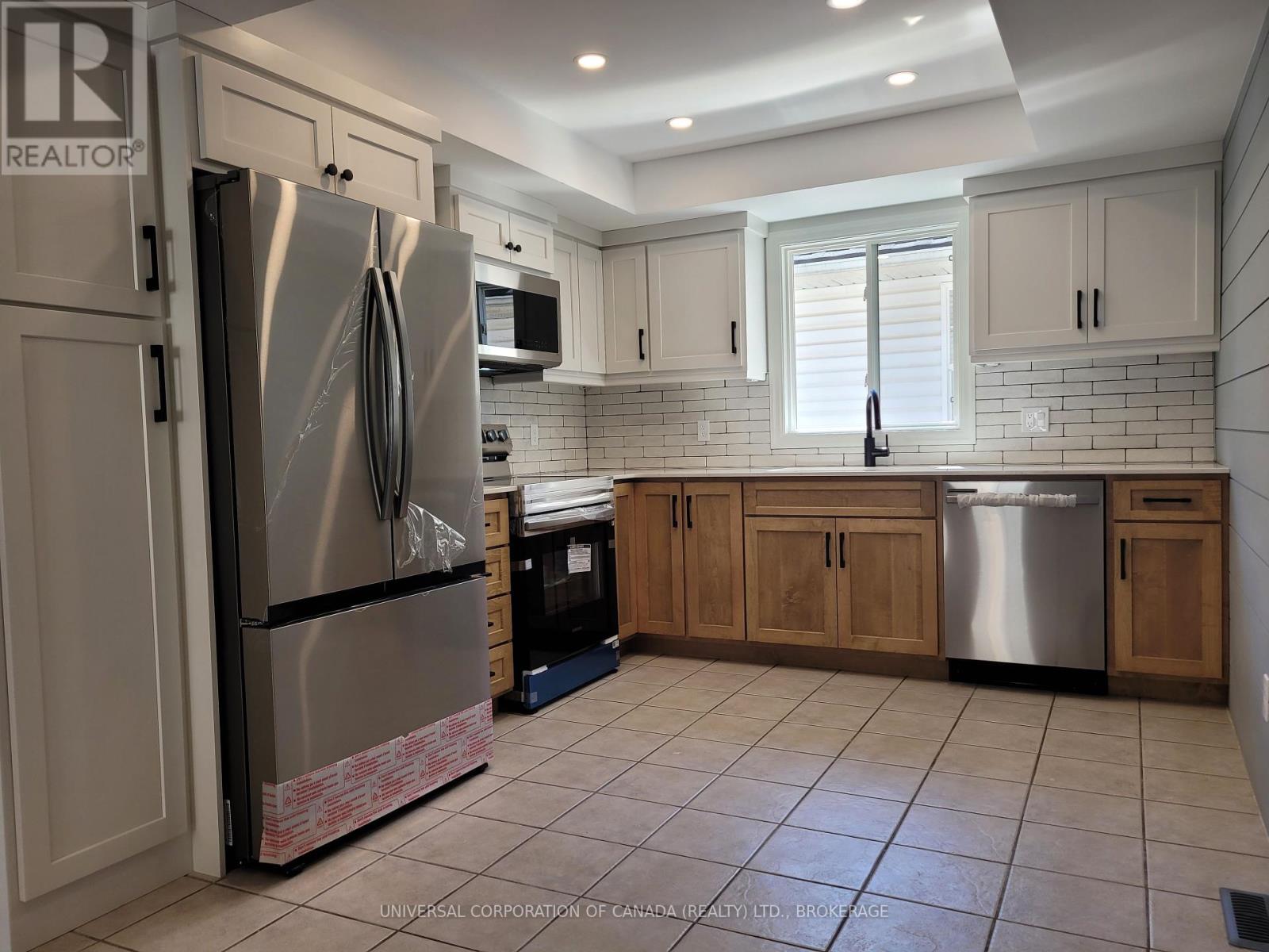 Photo 7 of 41 Peach Street, Tillsonburg ON
