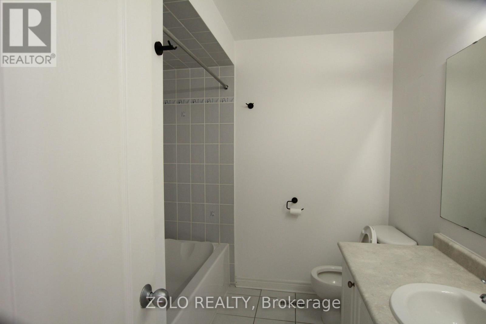 Photo 21 of 31 West Park Avenue, Bradford West Gwillimbury ON