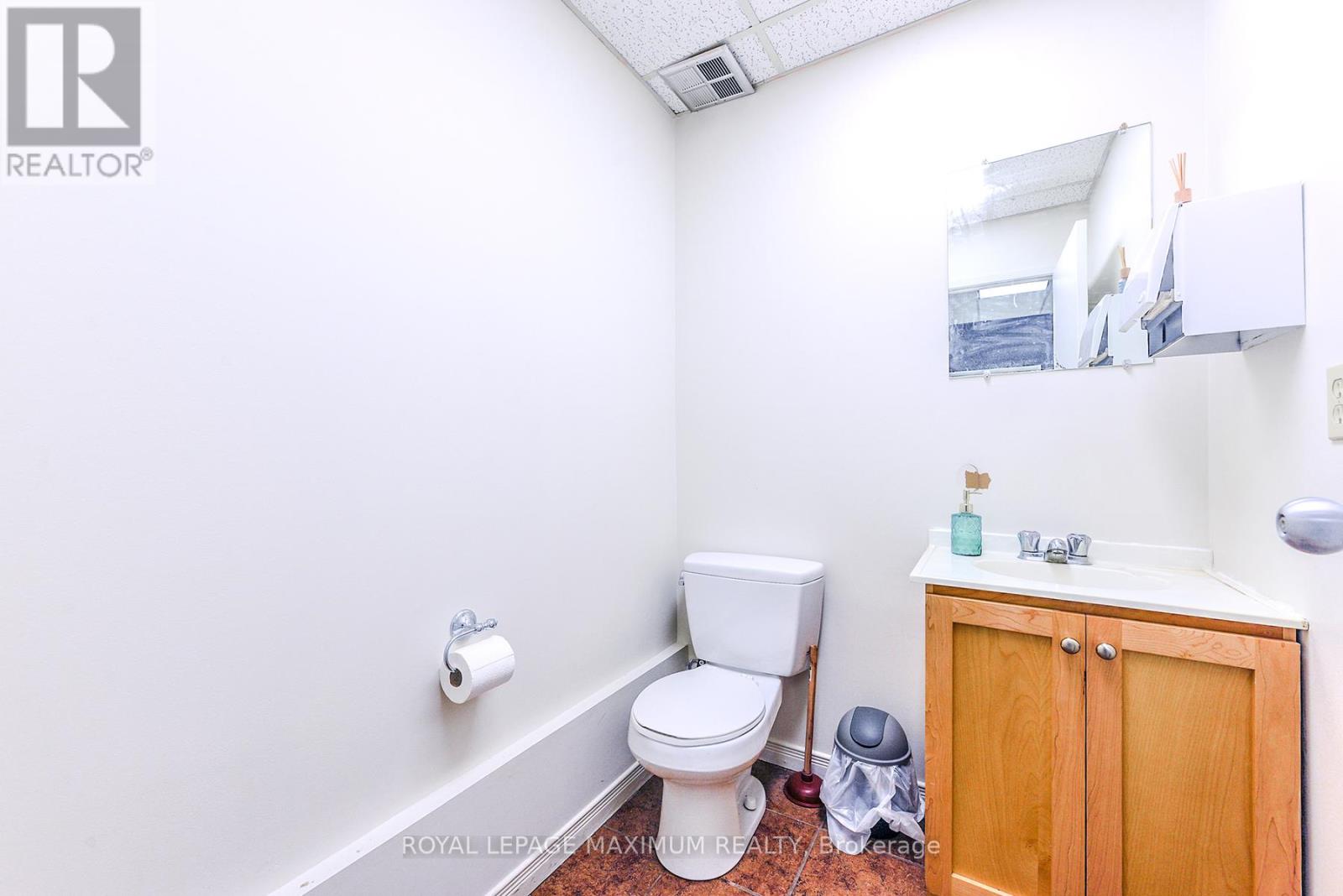 Photo 23 of C 10 4220 Steeles Avenue W, Vaughan ON