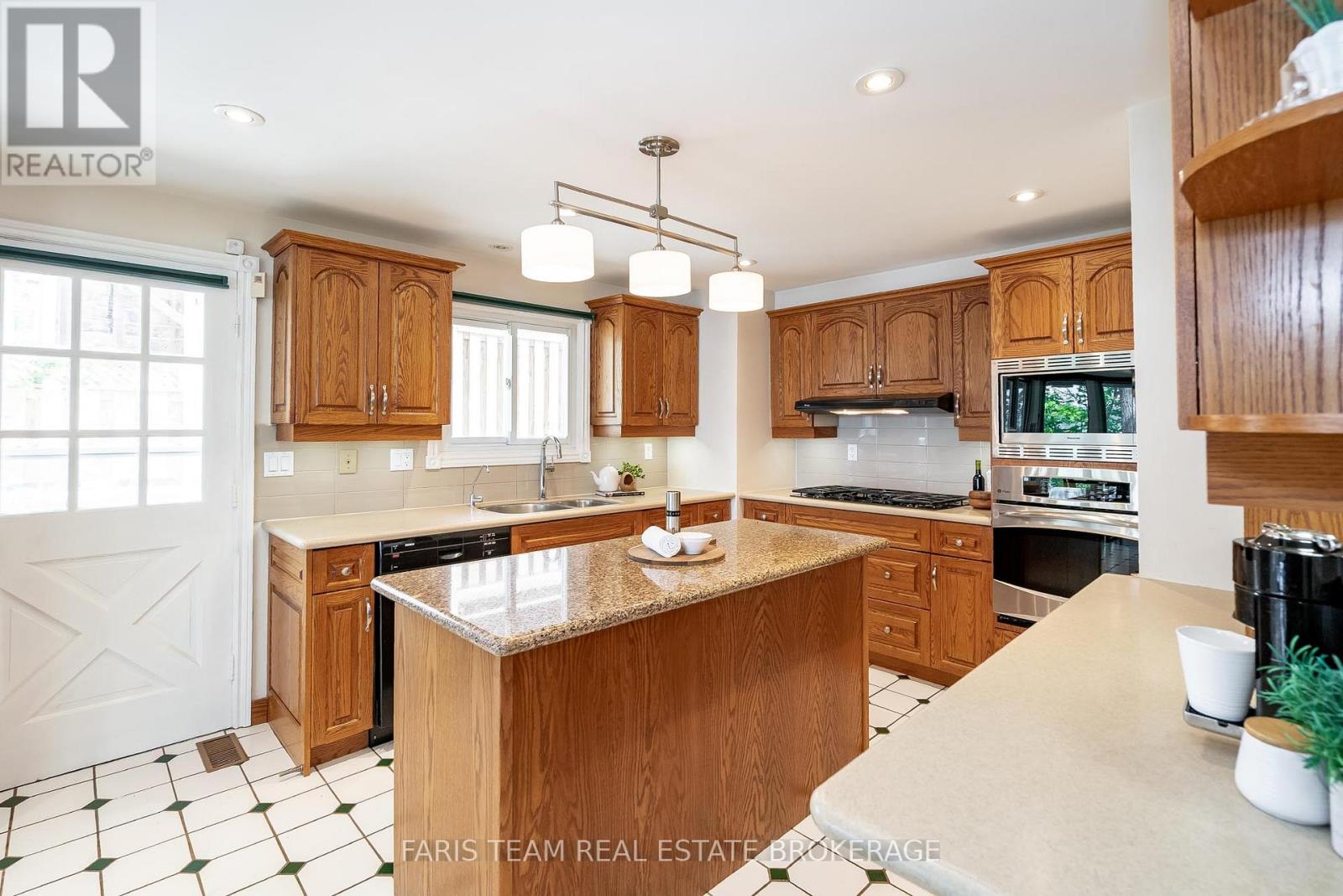 Photo 7 of 10 White Oaks Road, Barrie ON