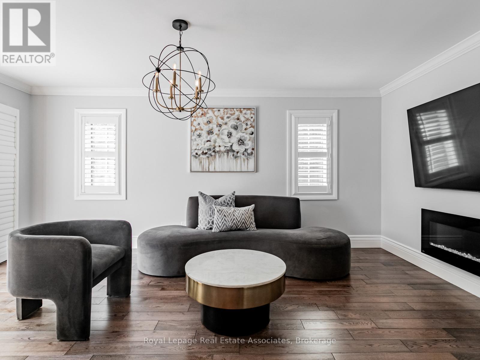 Photo 10 of 35 Glenmanor Drive, Brampton ON