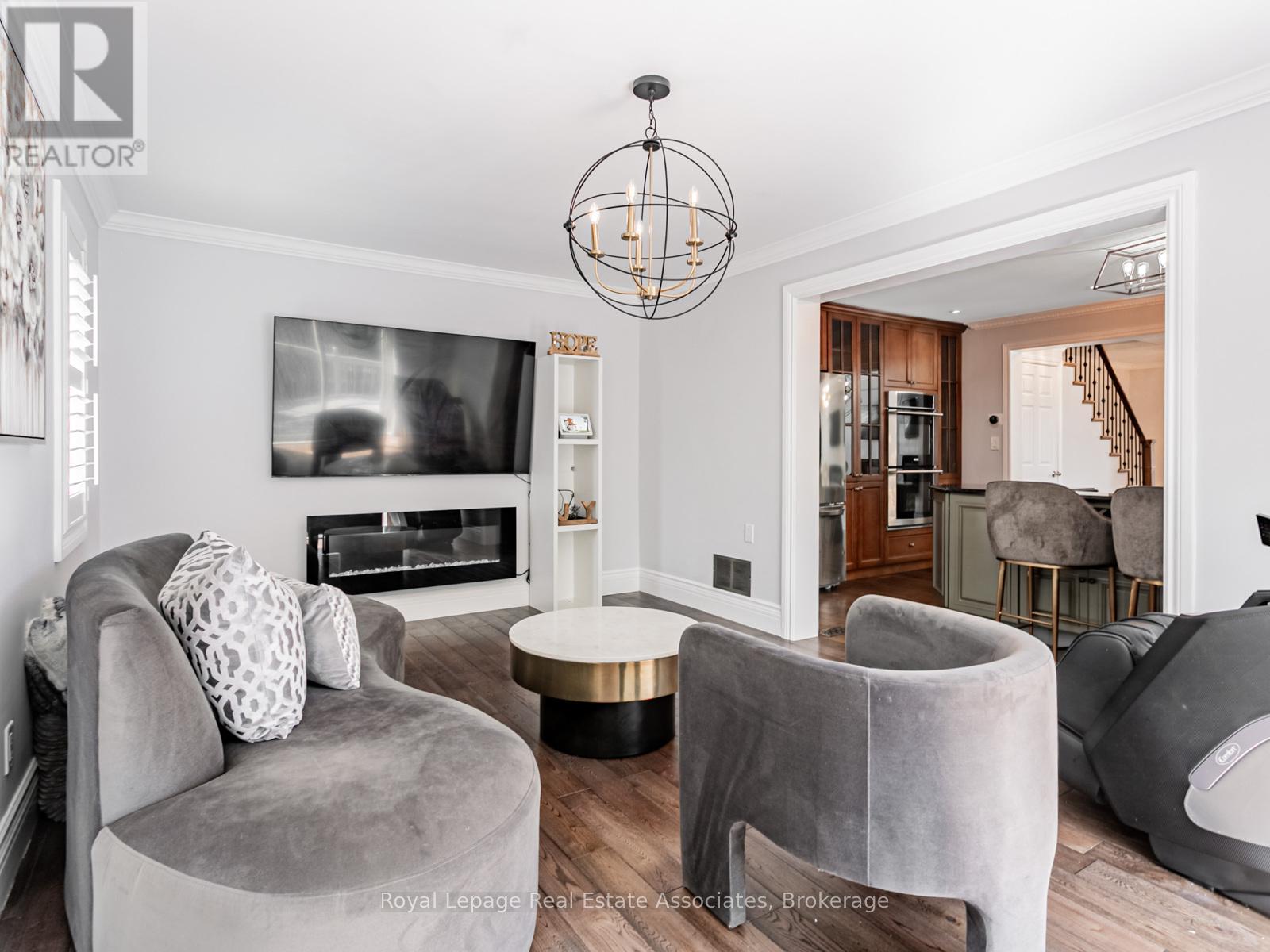 Photo 11 of 35 Glenmanor Drive, Brampton ON