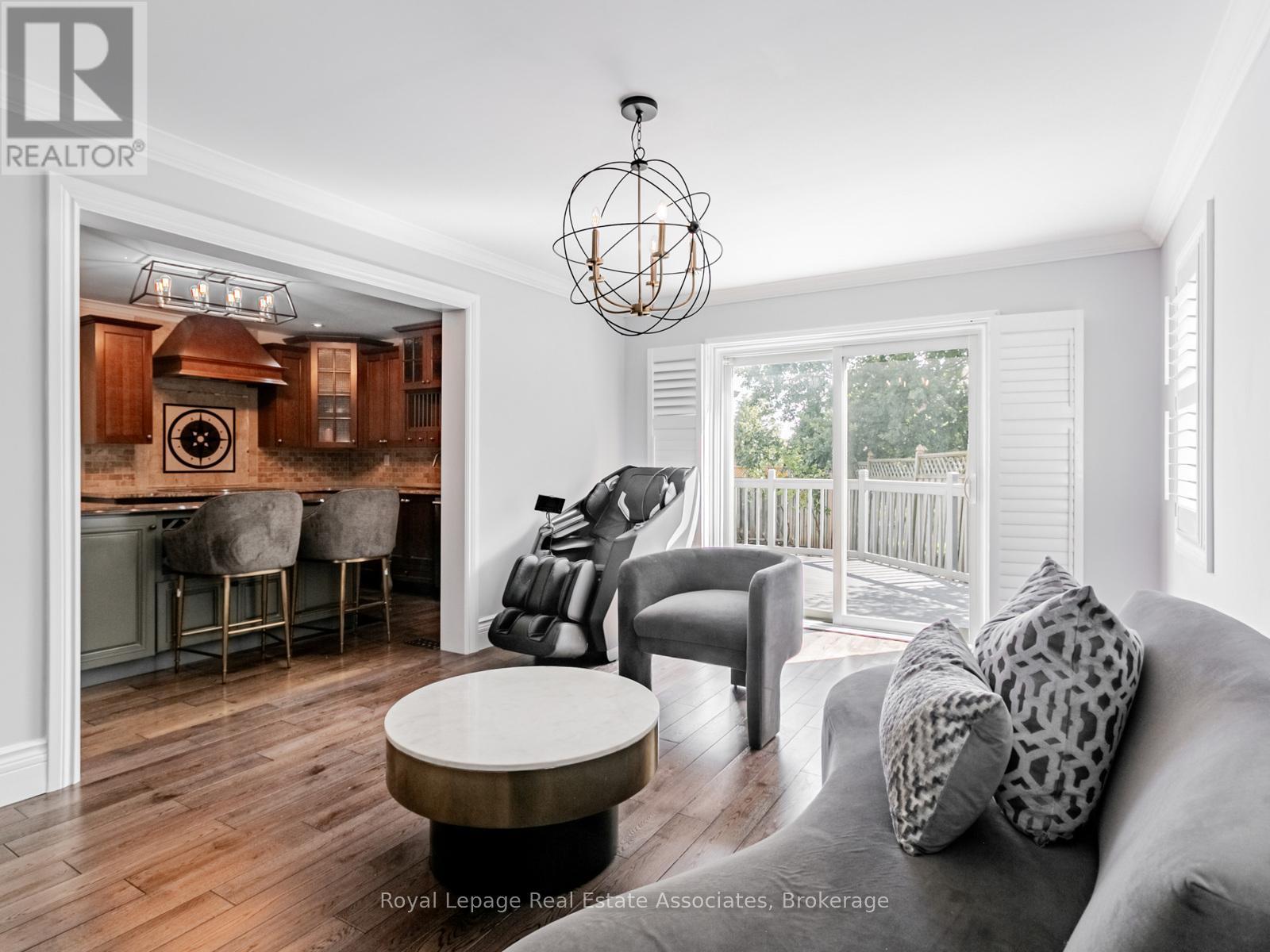 Photo 12 of 35 Glenmanor Drive, Brampton ON