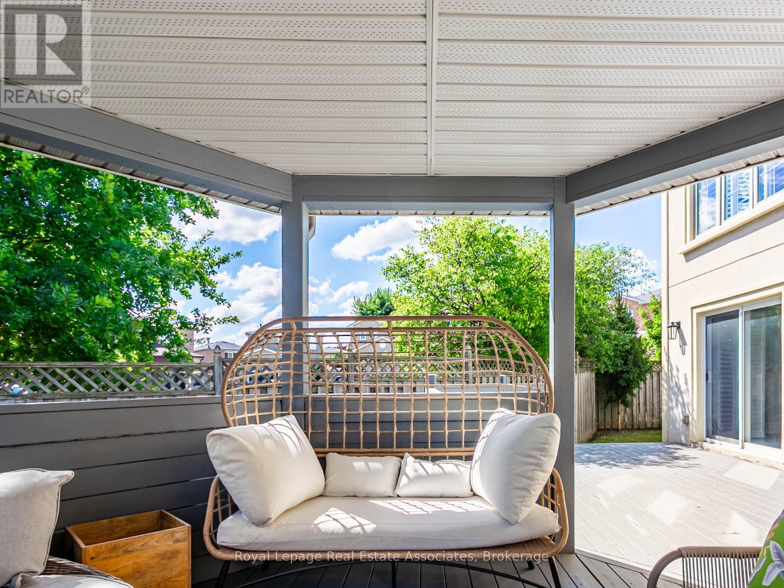 Photo 13 of 35 Glenmanor Drive, Brampton ON