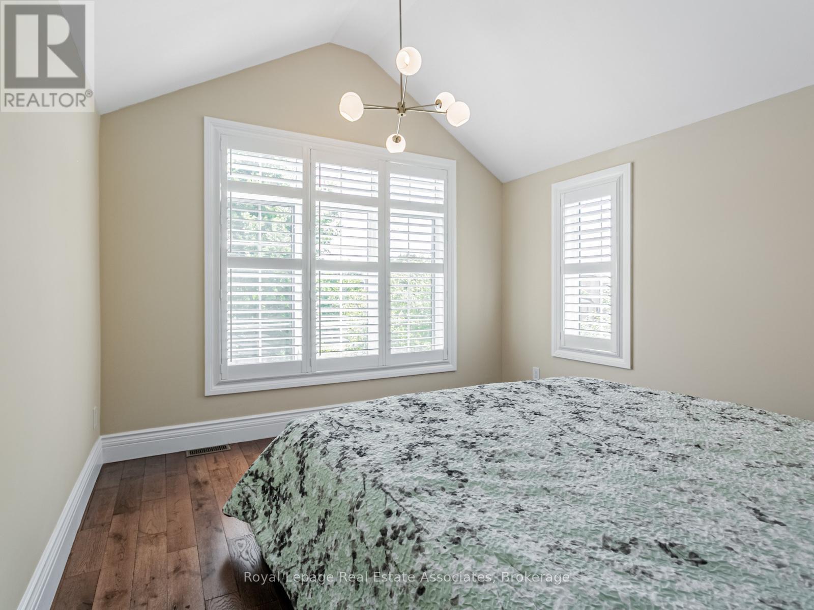 Photo 16 of 35 Glenmanor Drive, Brampton ON
