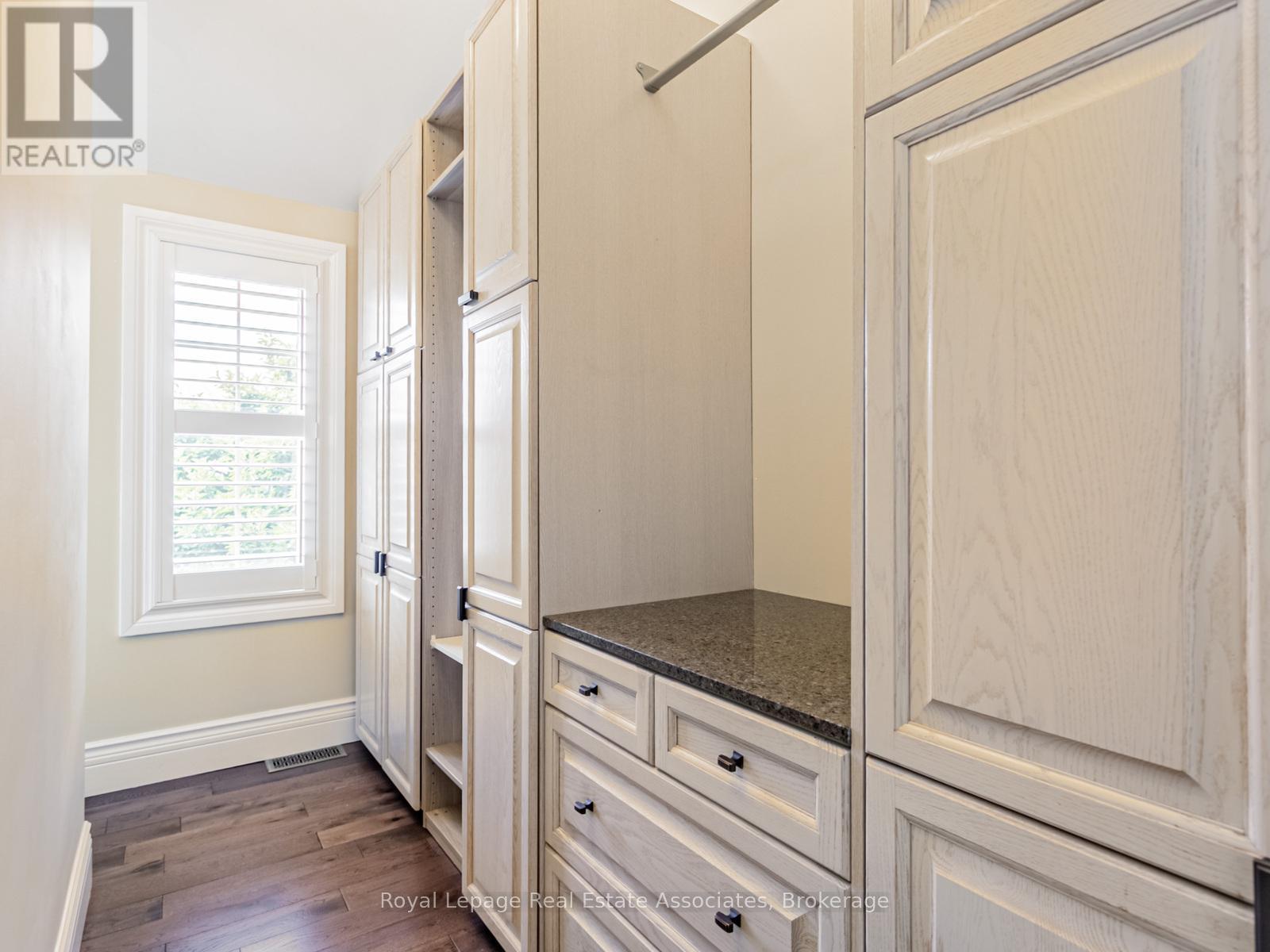 Photo 17 of 35 Glenmanor Drive, Brampton ON