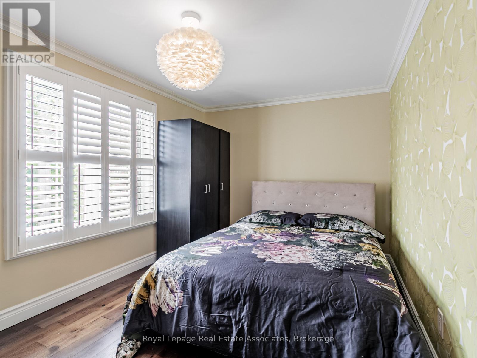 Photo 19 of 35 Glenmanor Drive, Brampton ON