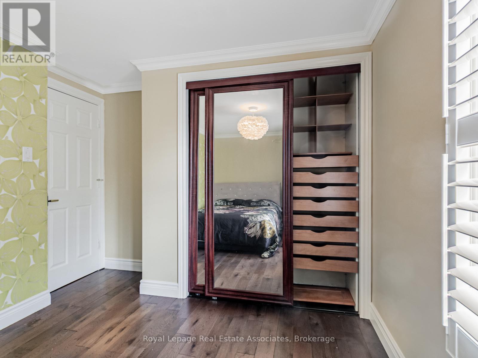 Photo 20 of 35 Glenmanor Drive, Brampton ON