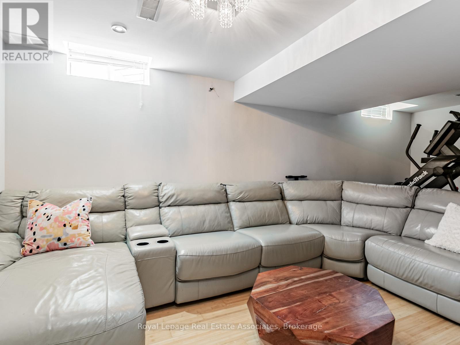 Photo 24 of 35 Glenmanor Drive, Brampton ON