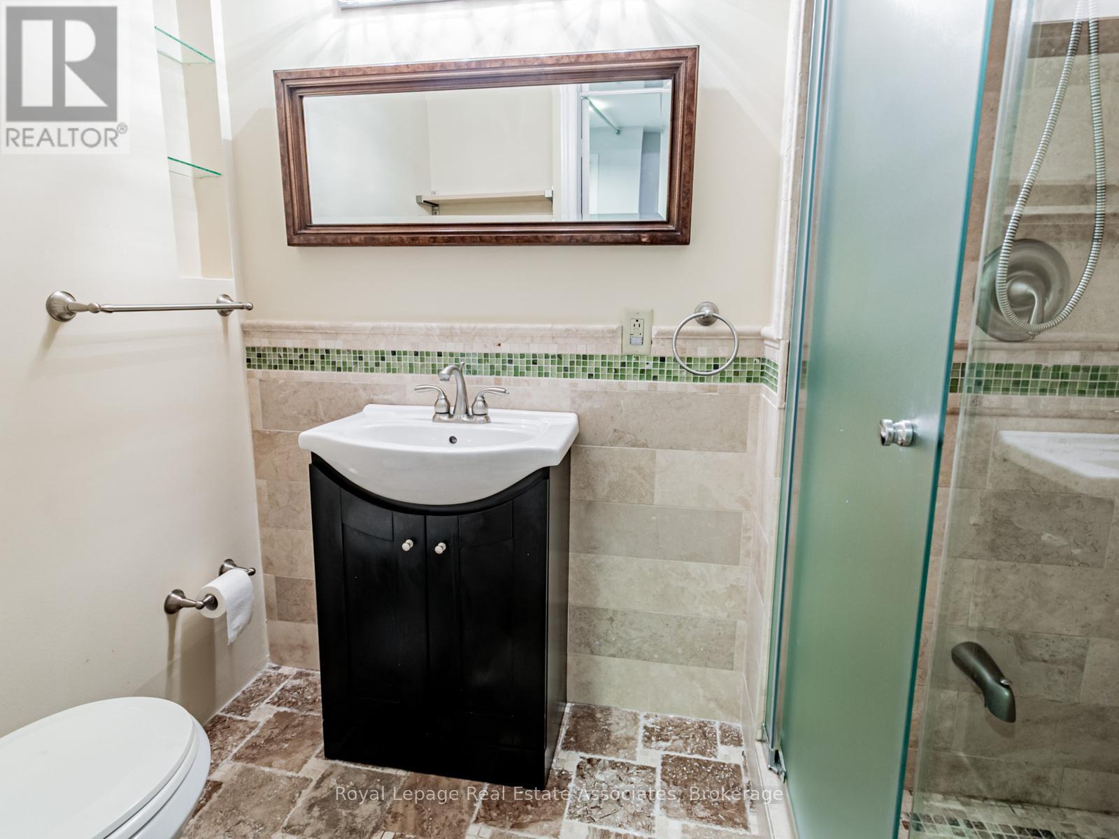 Photo 25 of 35 Glenmanor Drive, Brampton ON