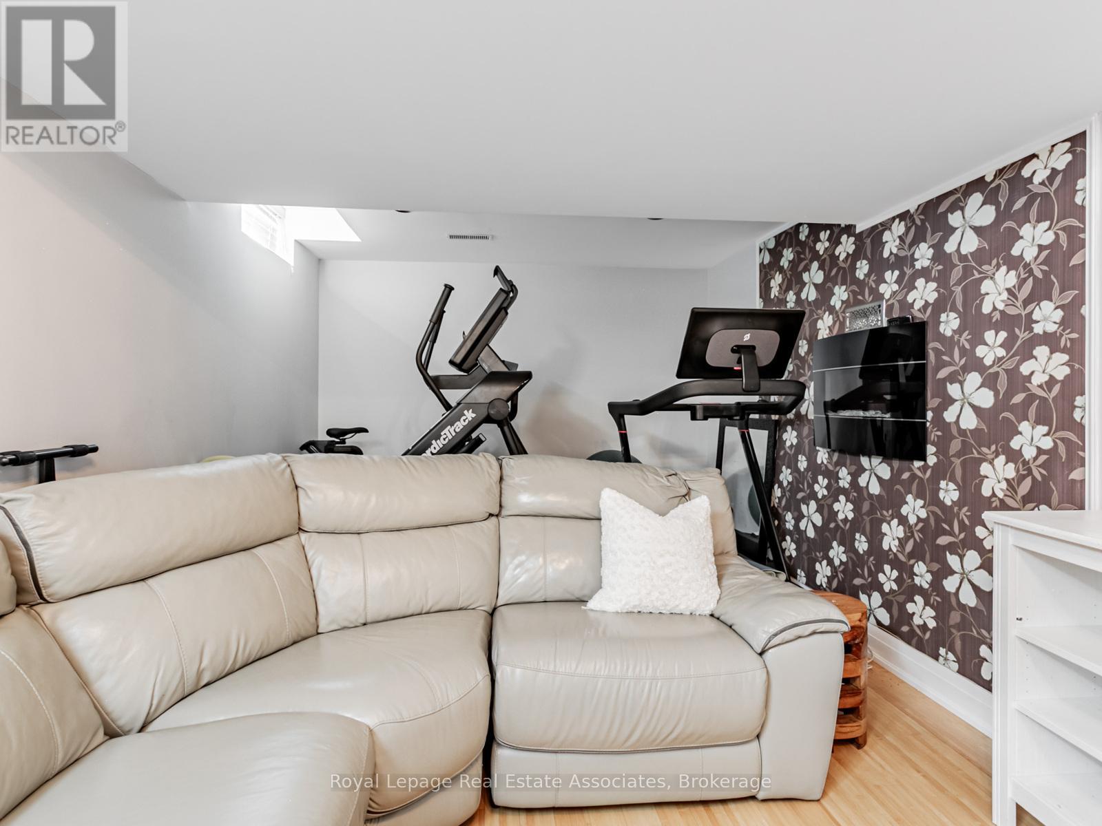 Photo 27 of 35 Glenmanor Drive, Brampton ON