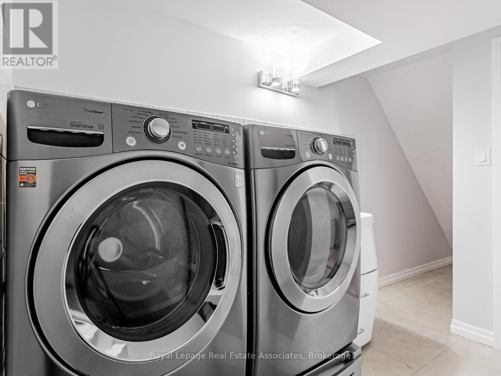 Photo 28 of 35 Glenmanor Drive, Brampton ON