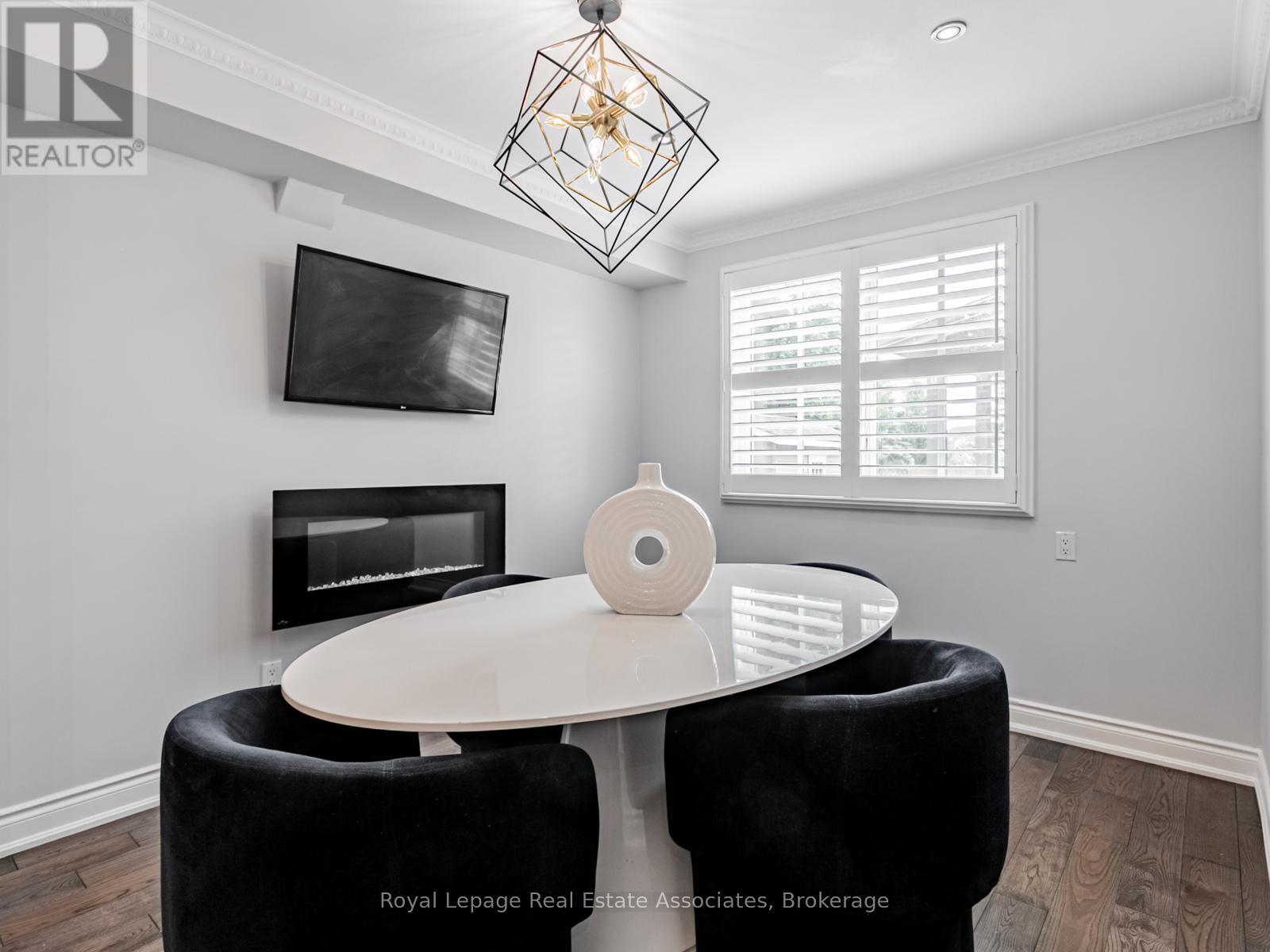 Photo 3 of 35 Glenmanor Drive, Brampton ON