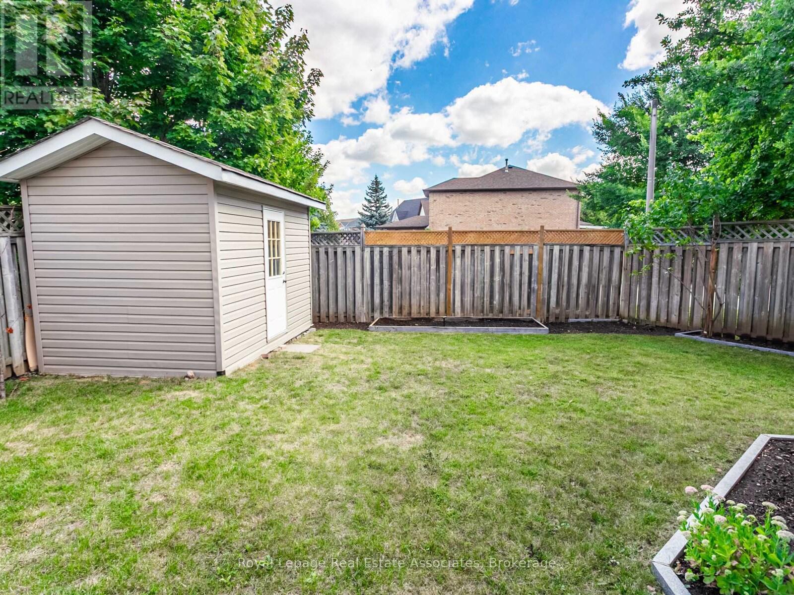 Photo 33 of 35 Glenmanor Drive, Brampton ON