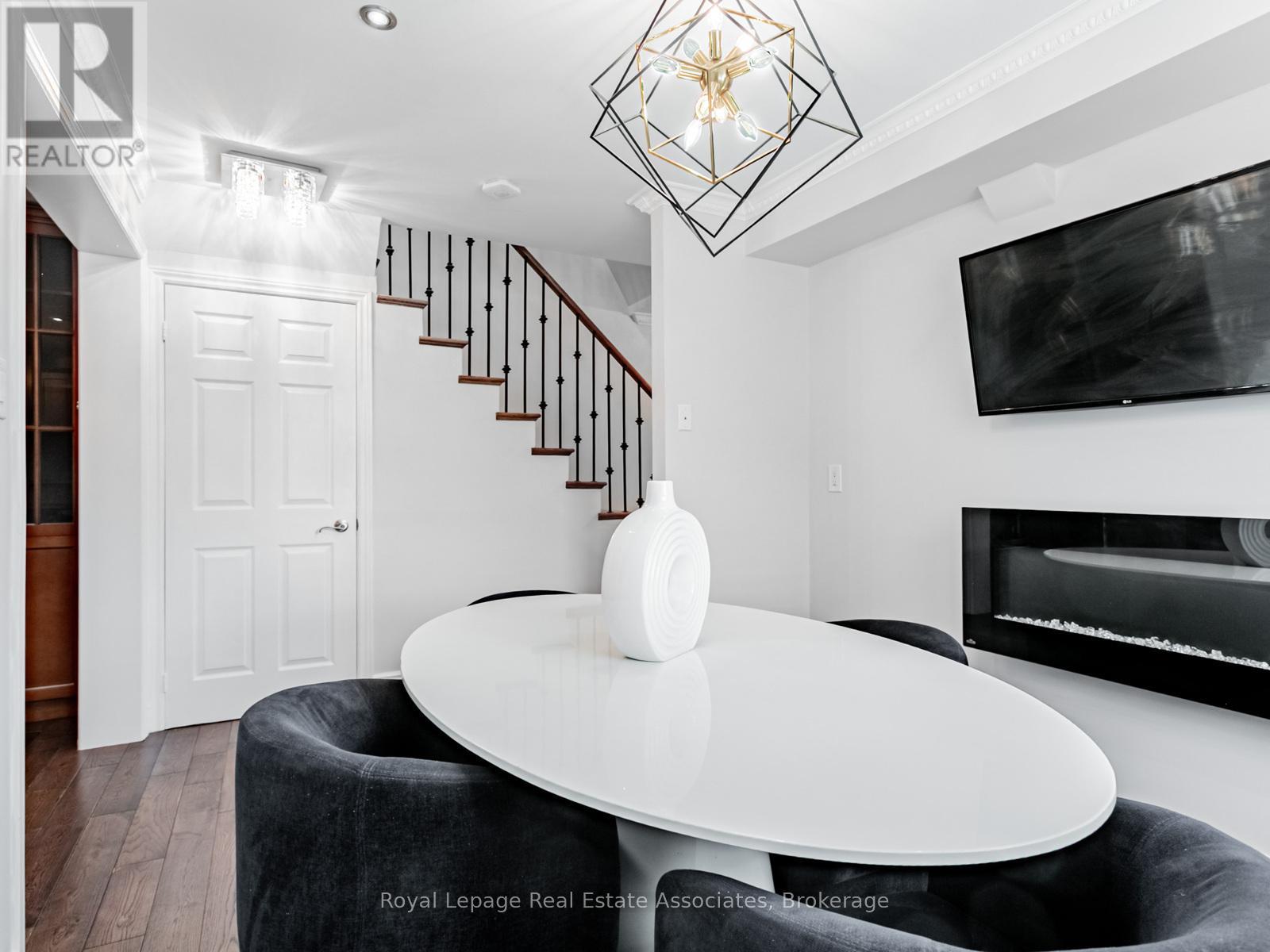 Photo 4 of 35 Glenmanor Drive, Brampton ON
