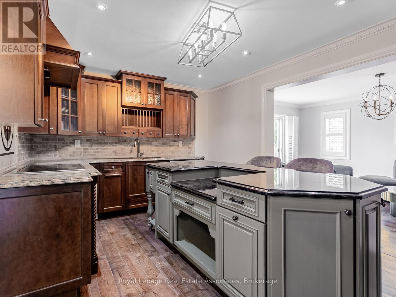 Photo 5 of 35 Glenmanor Drive, Brampton ON