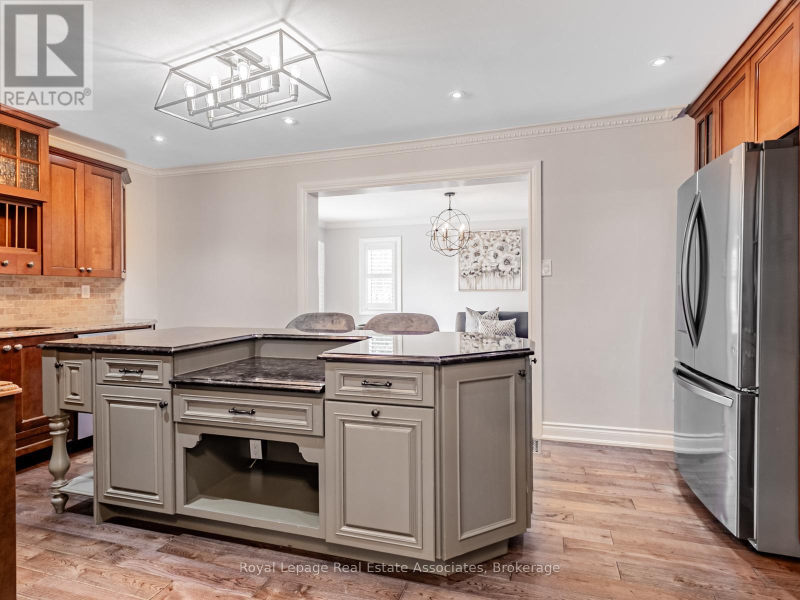 Photo 6 of 35 Glenmanor Drive, Brampton ON