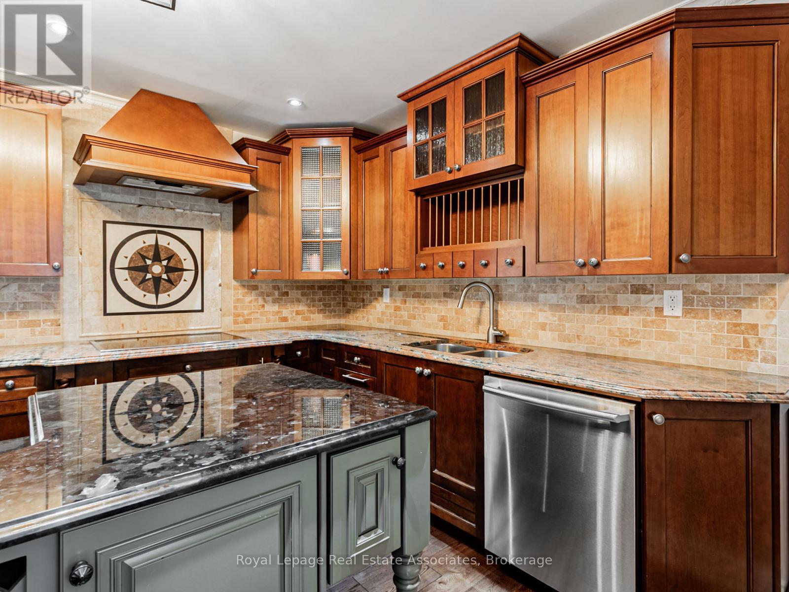 Photo 8 of 35 Glenmanor Drive, Brampton ON