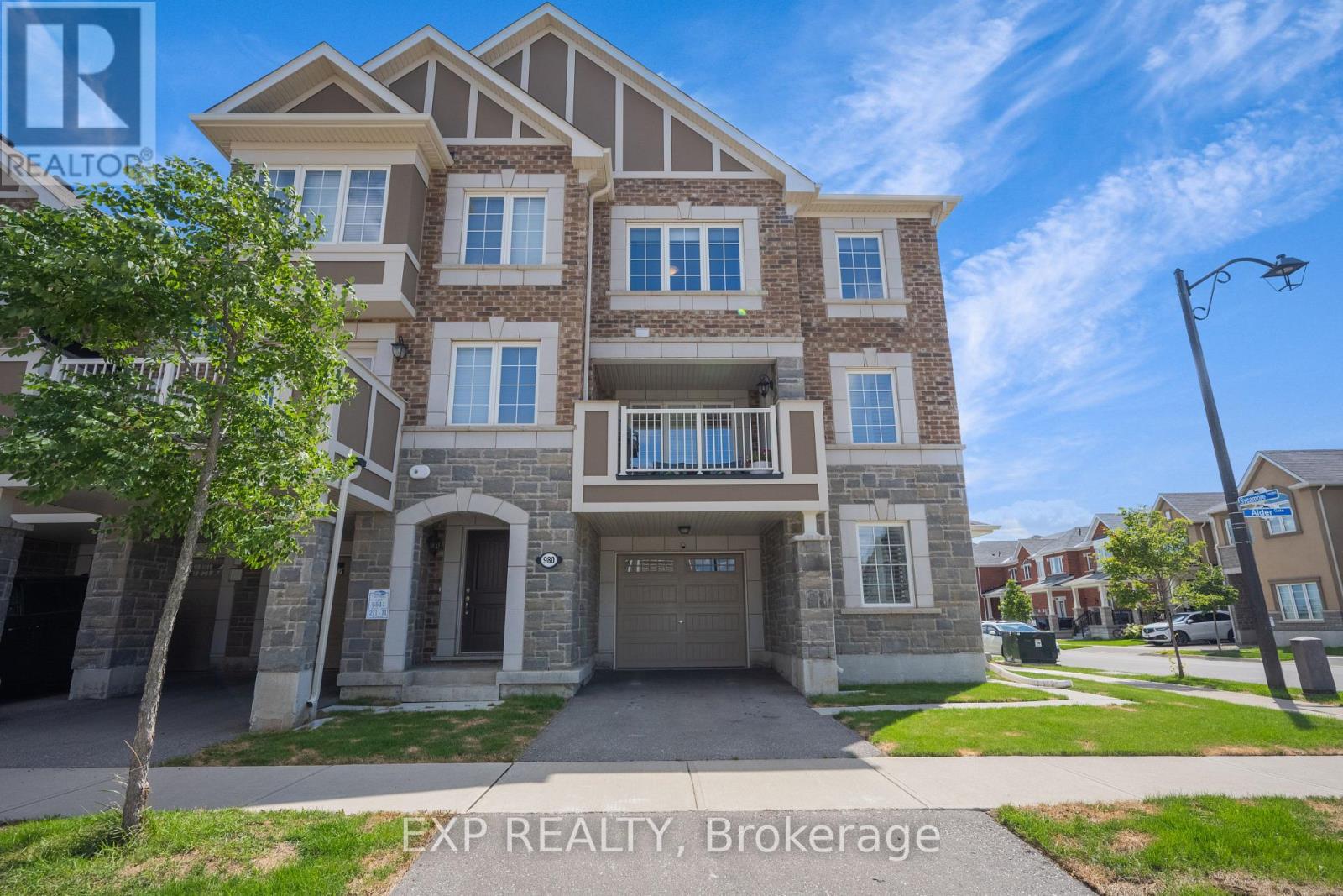 Photo 3 of 978 Alder Gate, Milton ON