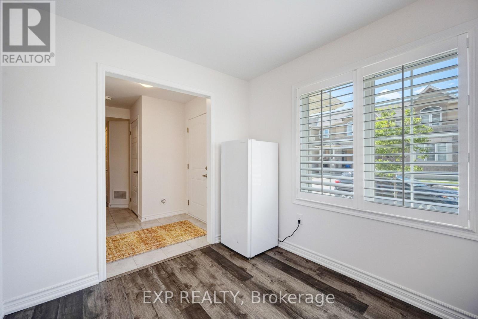 Photo 9 of 978 Alder Gate, Milton ON
