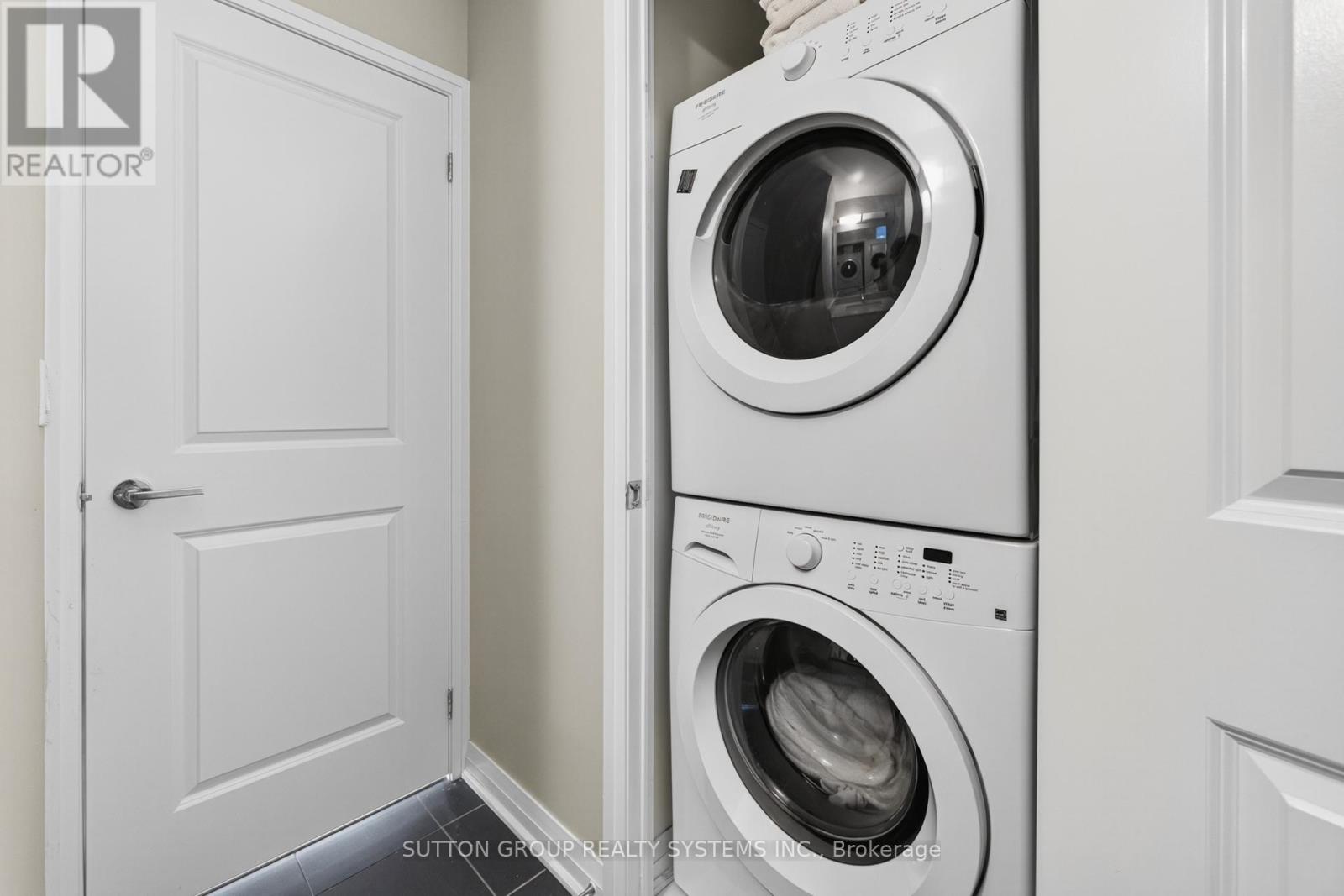 Photo 32 of 815 60 Annie Craig Drive, Toronto ON