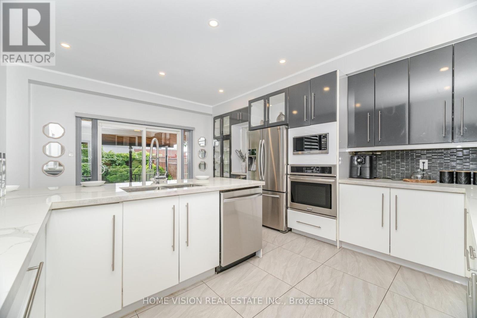 Photo 11 of 6560 Western Skies Way W, Mississauga ON