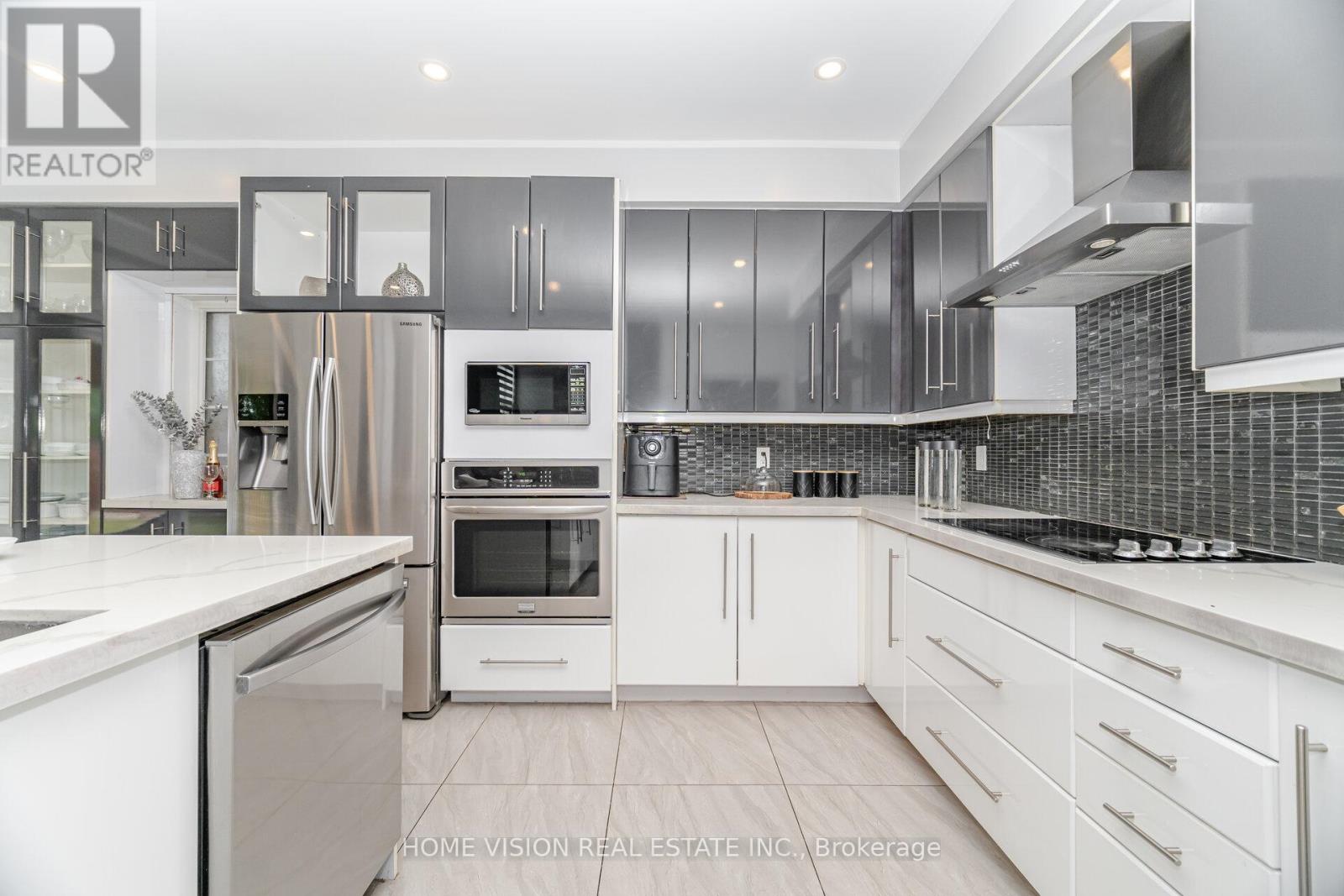 Photo 12 of 6560 Western Skies Way W, Mississauga ON