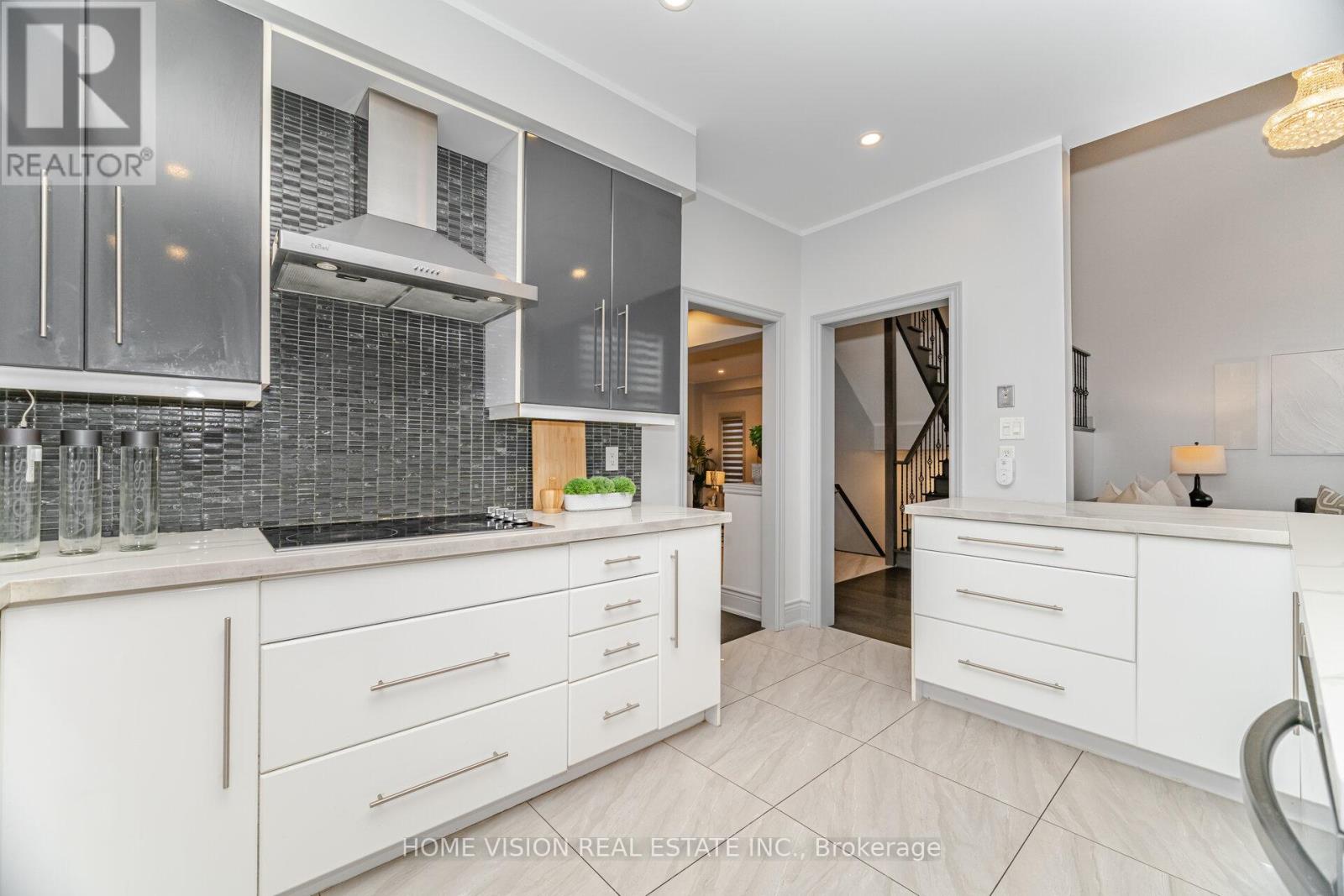 Photo 13 of 6560 Western Skies Way W, Mississauga ON