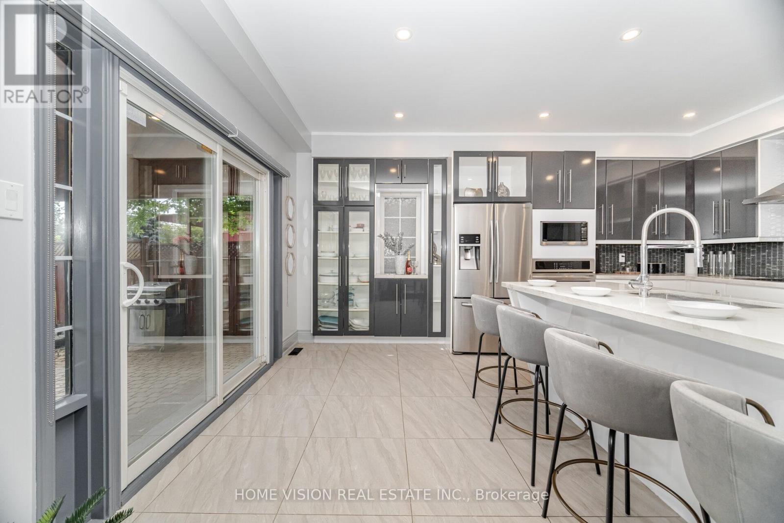 Photo 15 of 6560 Western Skies Way W, Mississauga ON