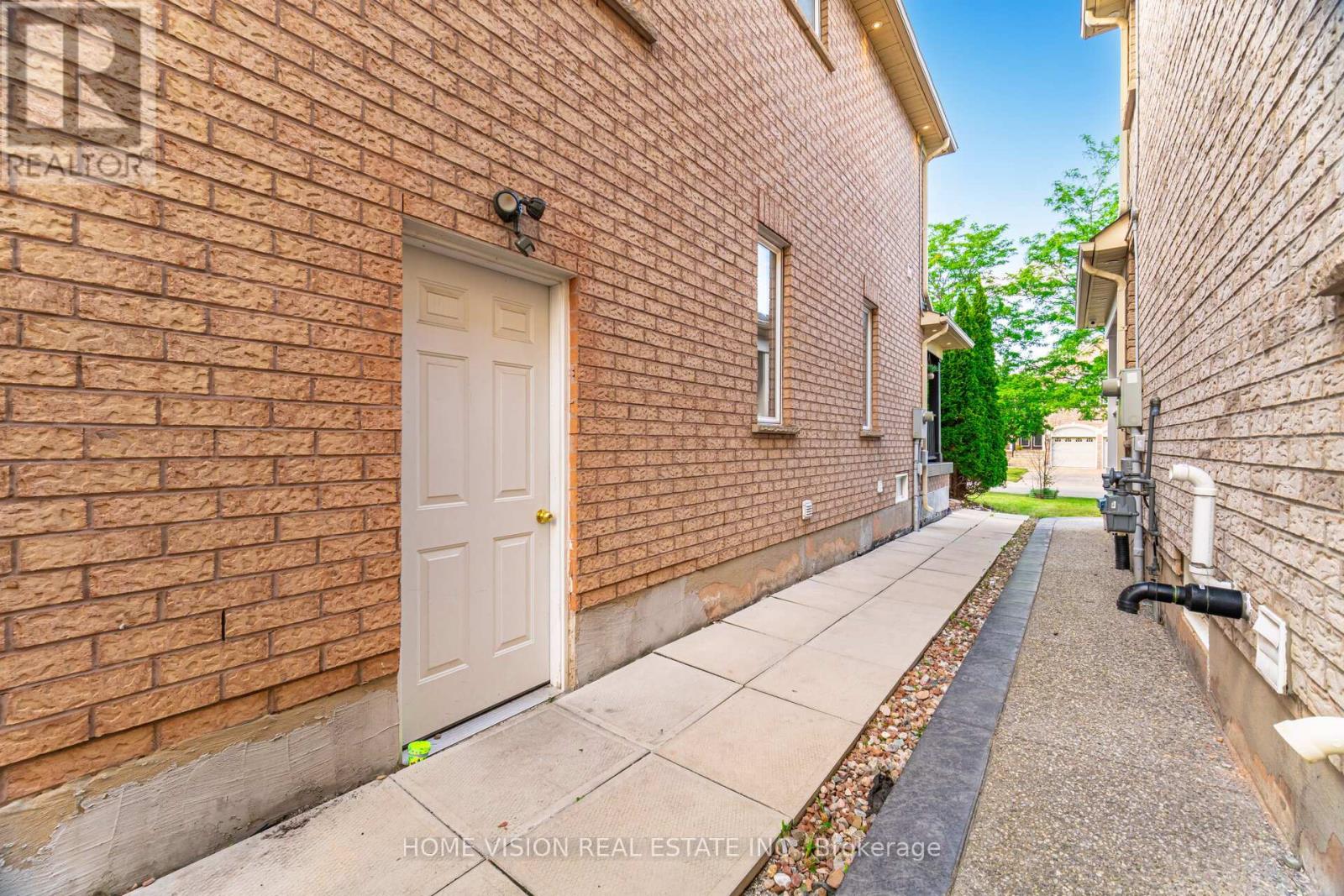 Photo 36 of 6560 Western Skies Way W, Mississauga ON