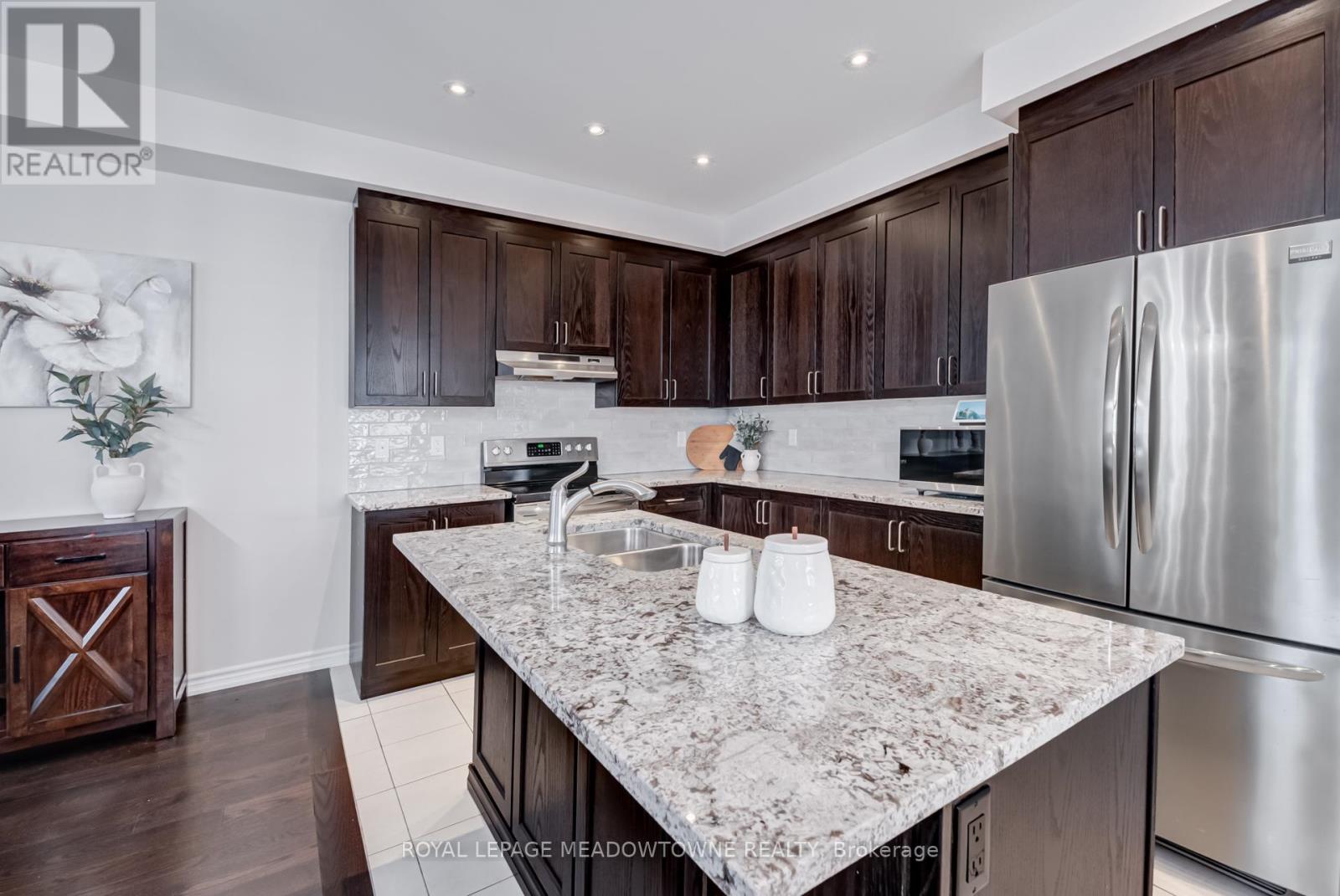 Photo 10 of 43 Ridgegate Crescent, Halton Hills ON