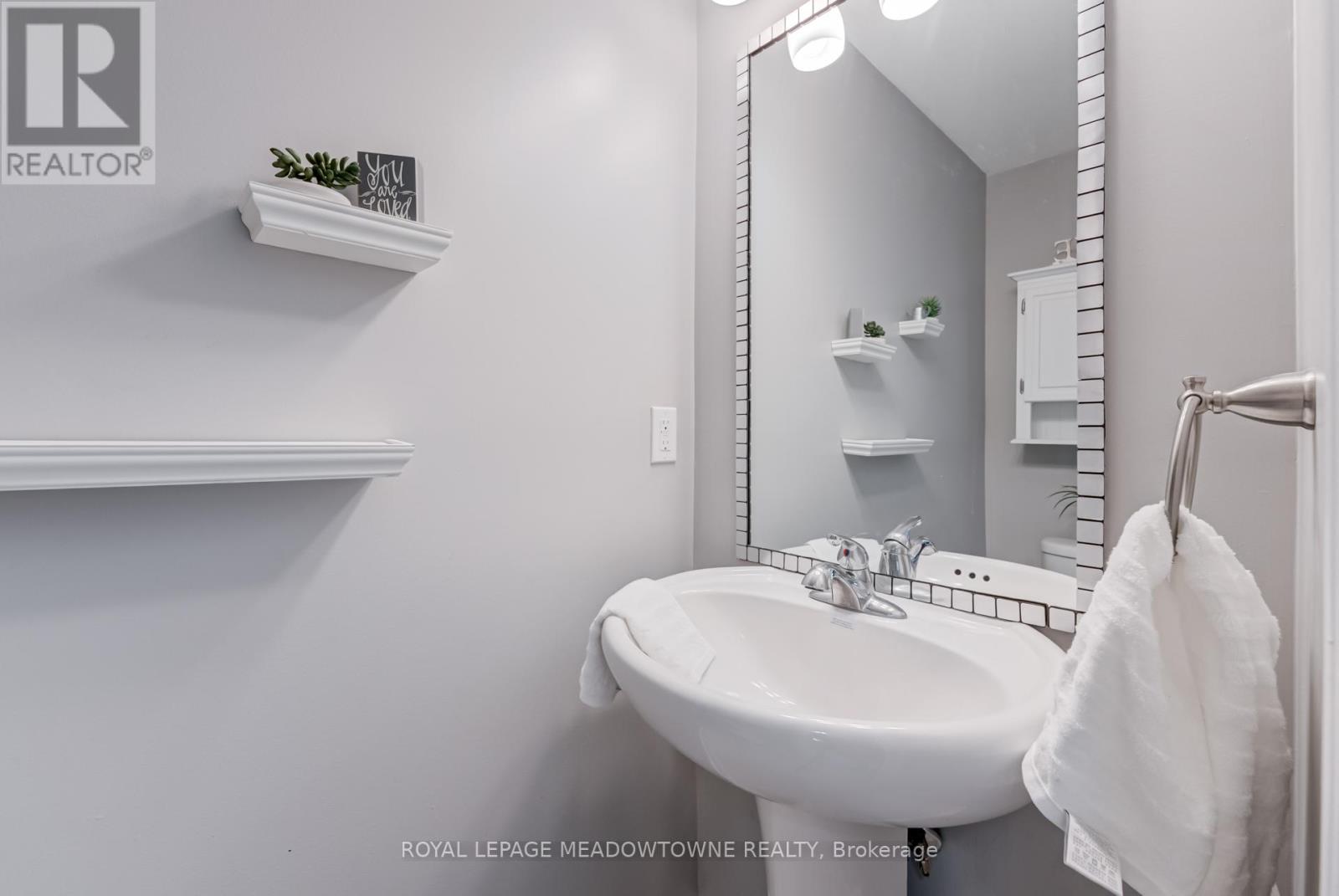 Photo 18 of 43 Ridgegate Crescent, Halton Hills ON