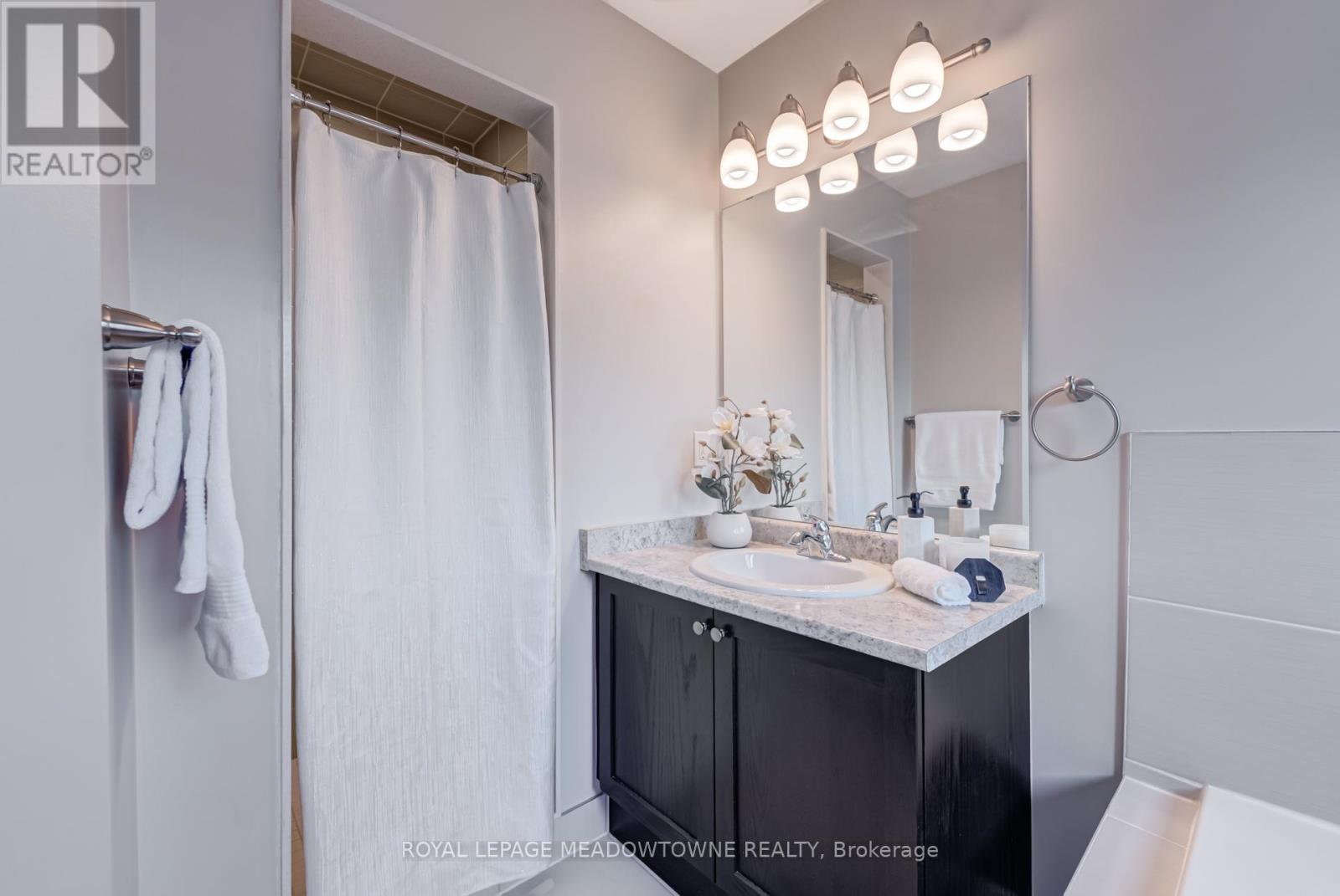Photo 28 of 43 Ridgegate Crescent, Halton Hills ON