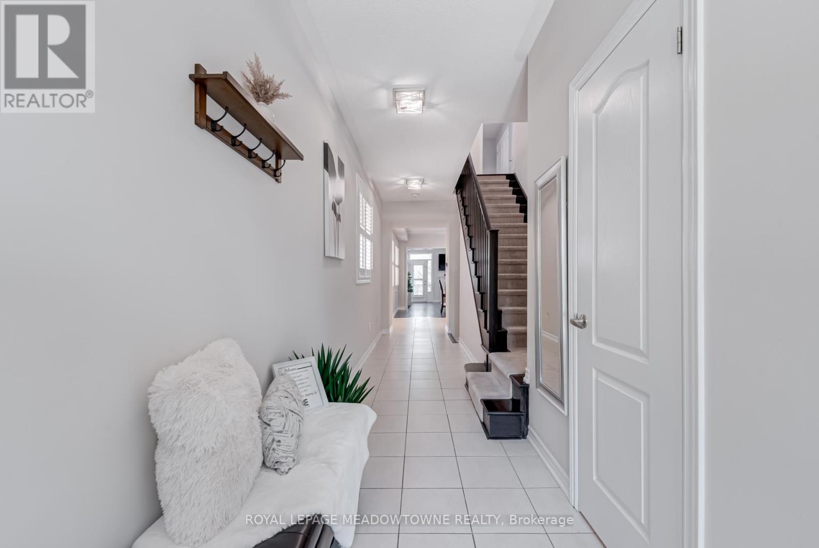 Photo 3 of 43 Ridgegate Crescent, Halton Hills ON