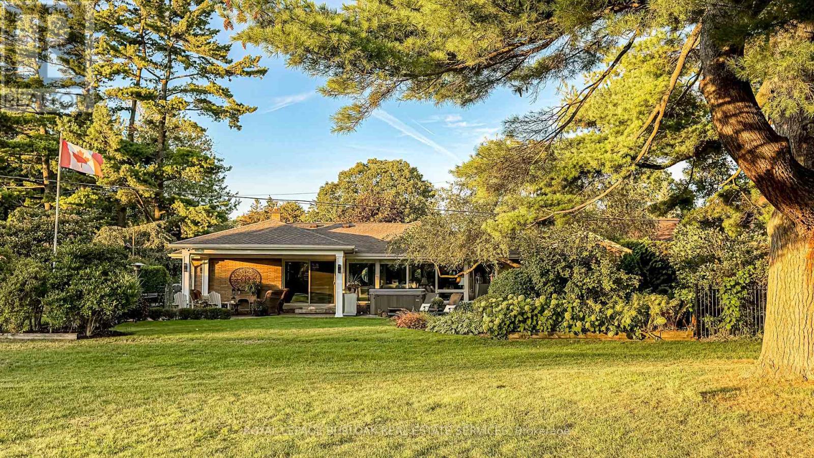 Photo 4 of 724 Kingsway Drive, Burlington ON