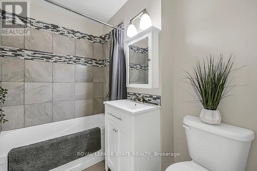 Photo 19 of 204 6 Niagara Street, Grimsby ON