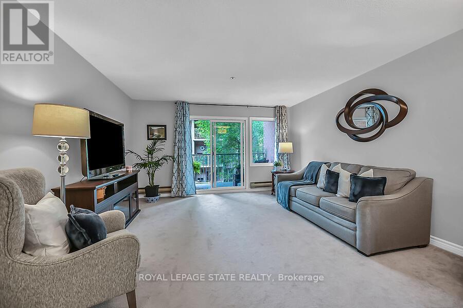 Photo 6 of 204 6 Niagara Street, Grimsby ON