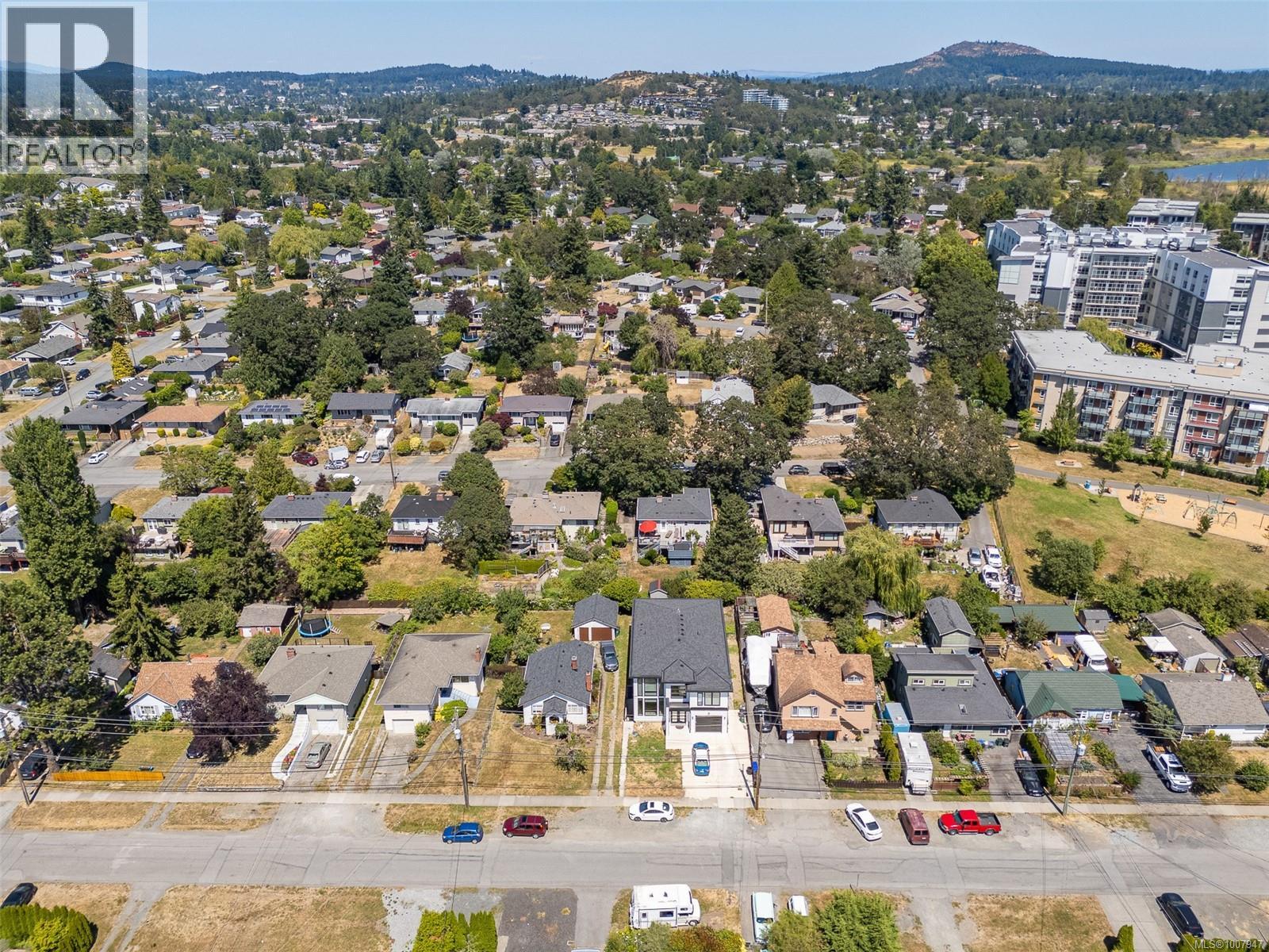 Photo 3 of 146 Cadillac Ave, Saanich BC