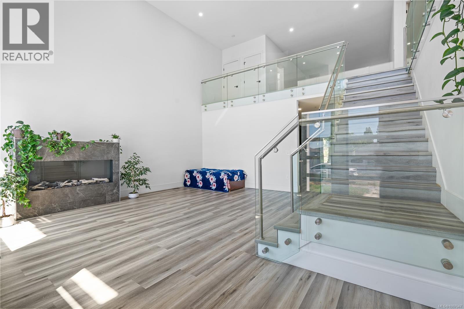Photo 4 of 146 Cadillac Ave, Saanich BC