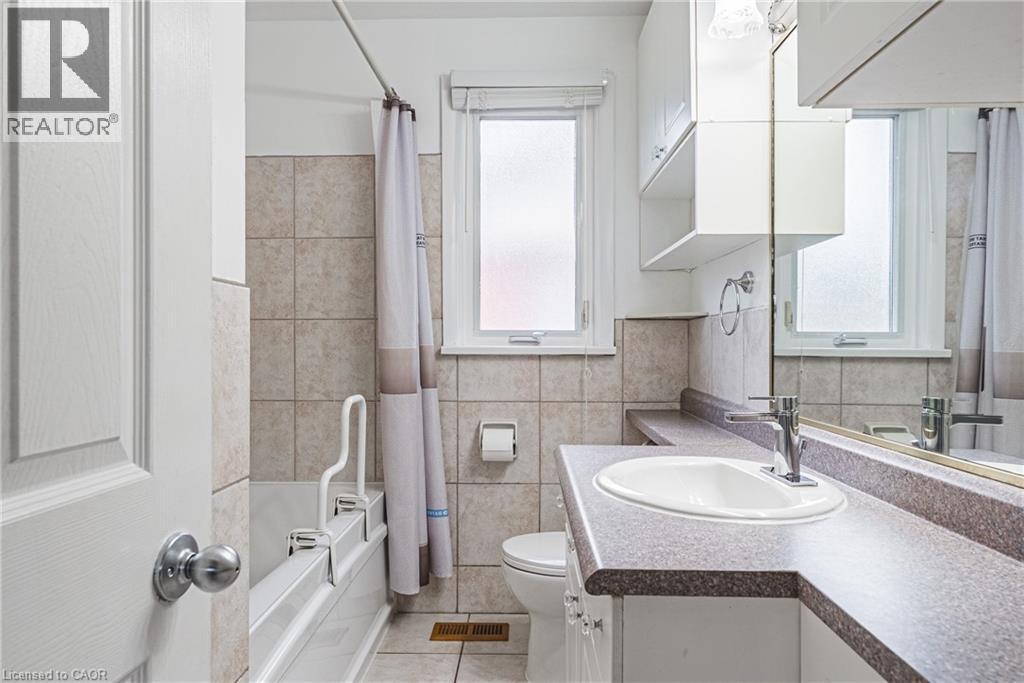 Photo 13 of 40 Wyngate Avenue, Hamilton ON