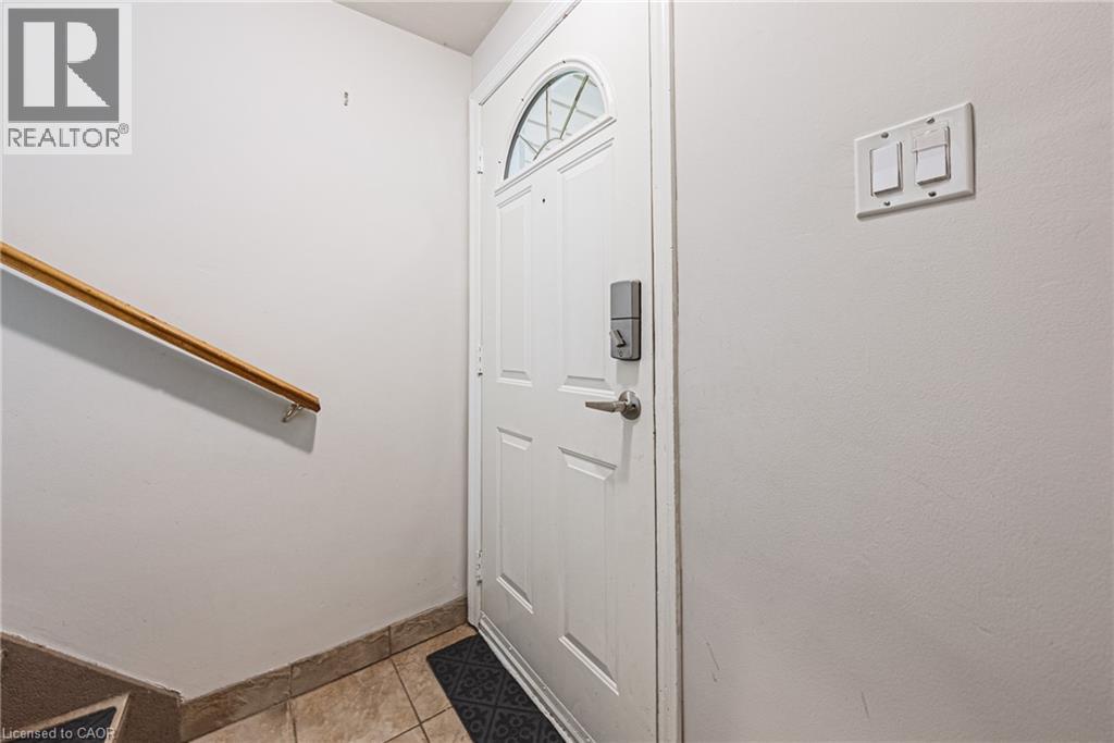 Photo 16 of 40 Wyngate Avenue, Hamilton ON