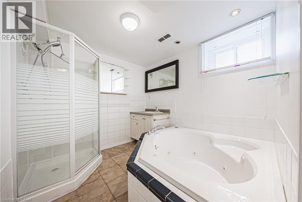 Photo 19 of 40 Wyngate Avenue, Hamilton ON