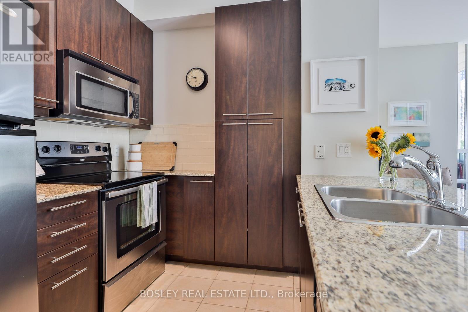 Photo 3 of 318 88 Broadway Avenue, Toronto ON