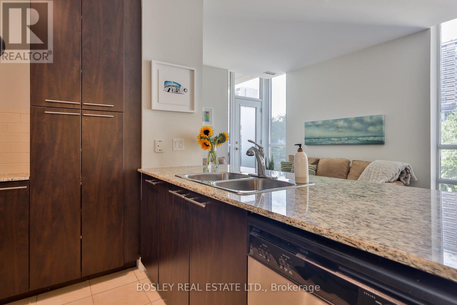 Photo 5 of 318 88 Broadway Avenue, Toronto ON