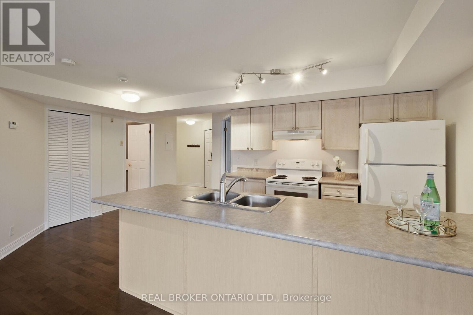 Photo 15 of 306 429 Somerset Street W, Ottawa ON