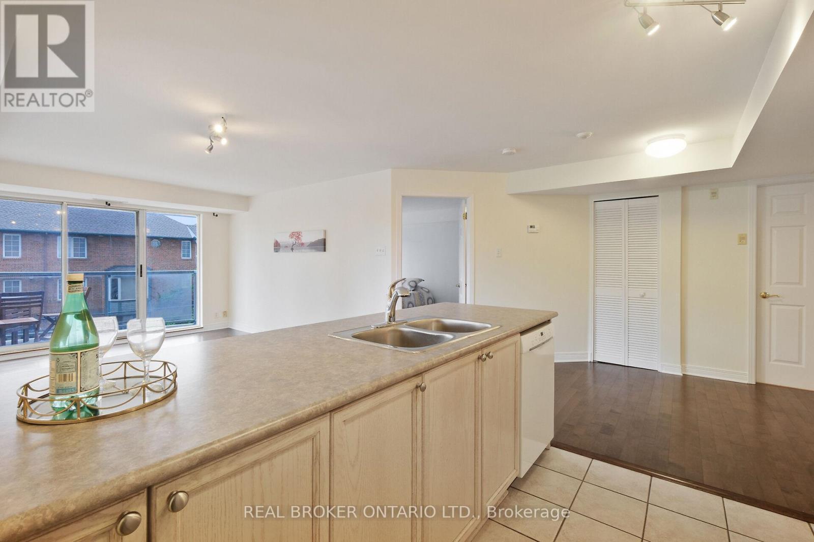 Photo 18 of 306 429 Somerset Street W, Ottawa ON