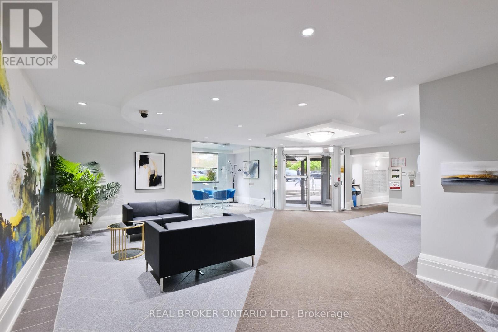 Photo 6 of 306 429 Somerset Street W, Ottawa ON